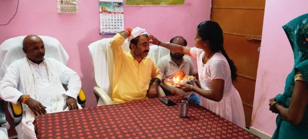 जनपद अध्यक्ष पाठक ने आदिवासी बहनों से राखी बंधवाकर दिया सुरक्षा का वचन