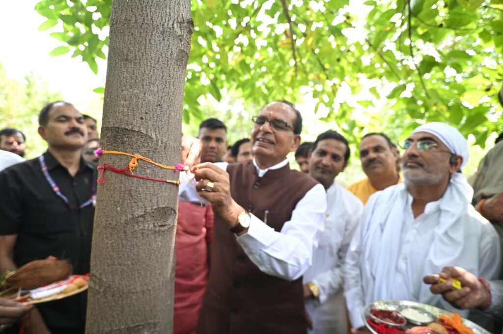 पेड़ को राखी बांधकर शिवराज ने लिया पर्यावरण रक्षा का संकल्प