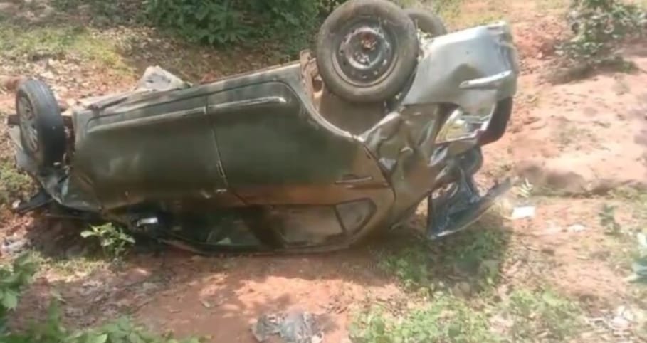 कार पलटी, पूर्व मंत्री के बेटी और दामाद घायल