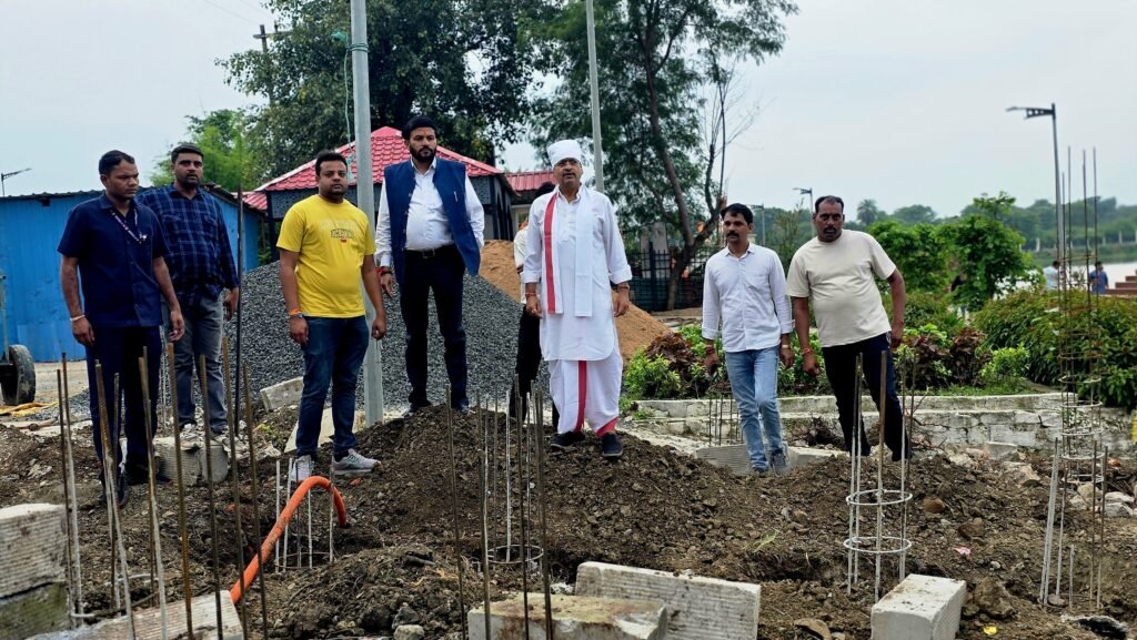 विधायक जैन ने लाखा बंजारा झील में बोट क्लब निर्माण कार्य का किया निरीक्षण