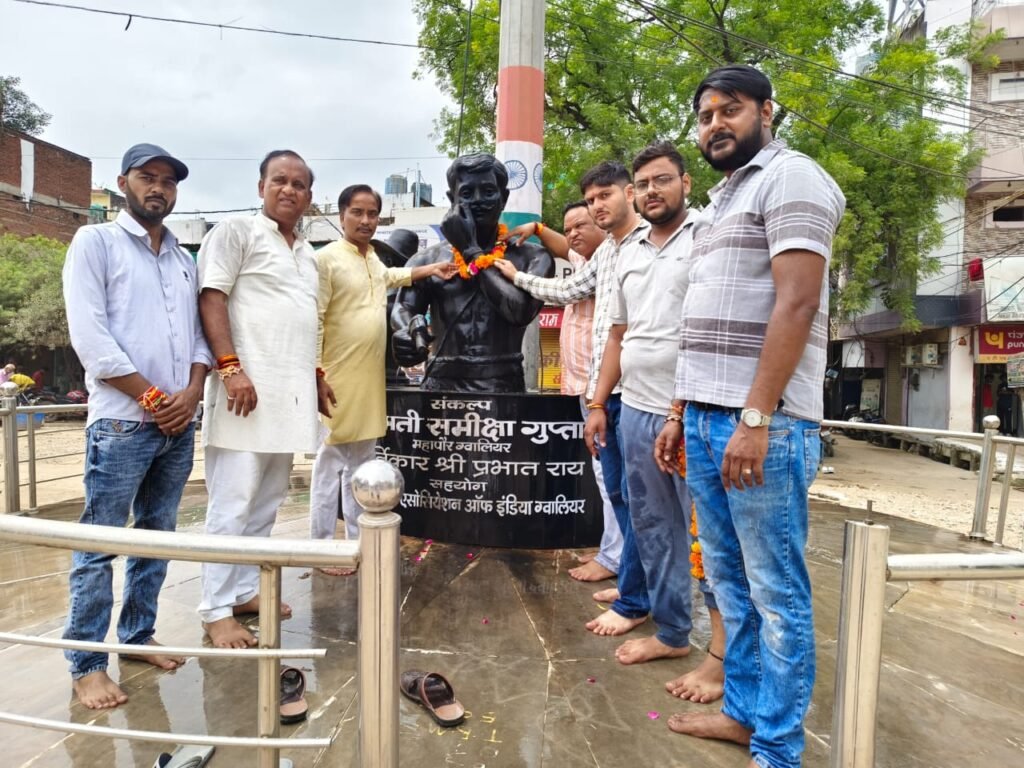 विवेकानंद मंडल के कार्यकर्ताओं ने की प्रतिमा स्थल की सफाई