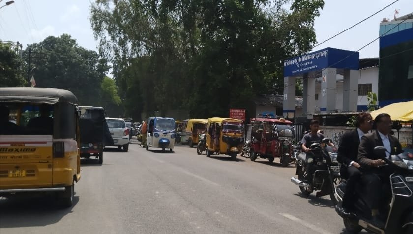 एल्गिन अस्पताल गेट के बाहर नहीं थम रही मनमानी 