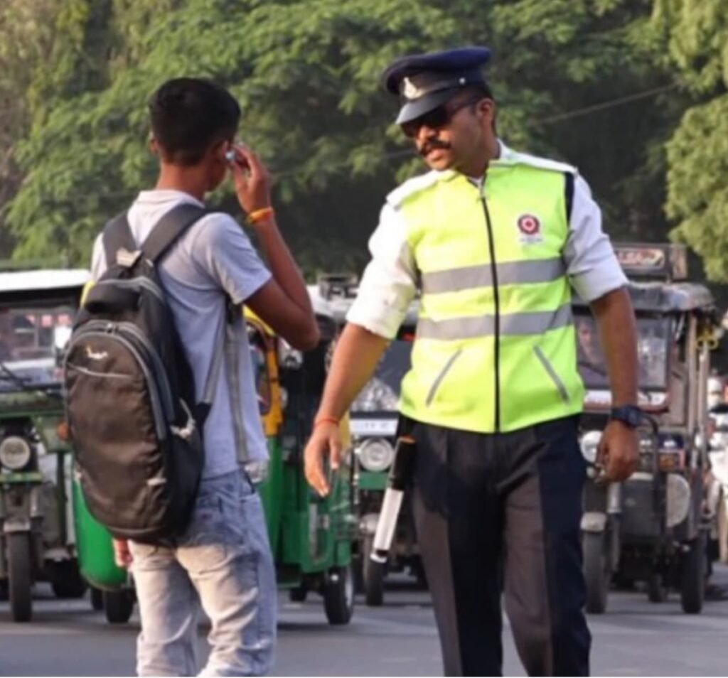सड़क पर संगीत में खोया स्टूडेंट, ट्रैफिक पुलिस ने दी समझाइश