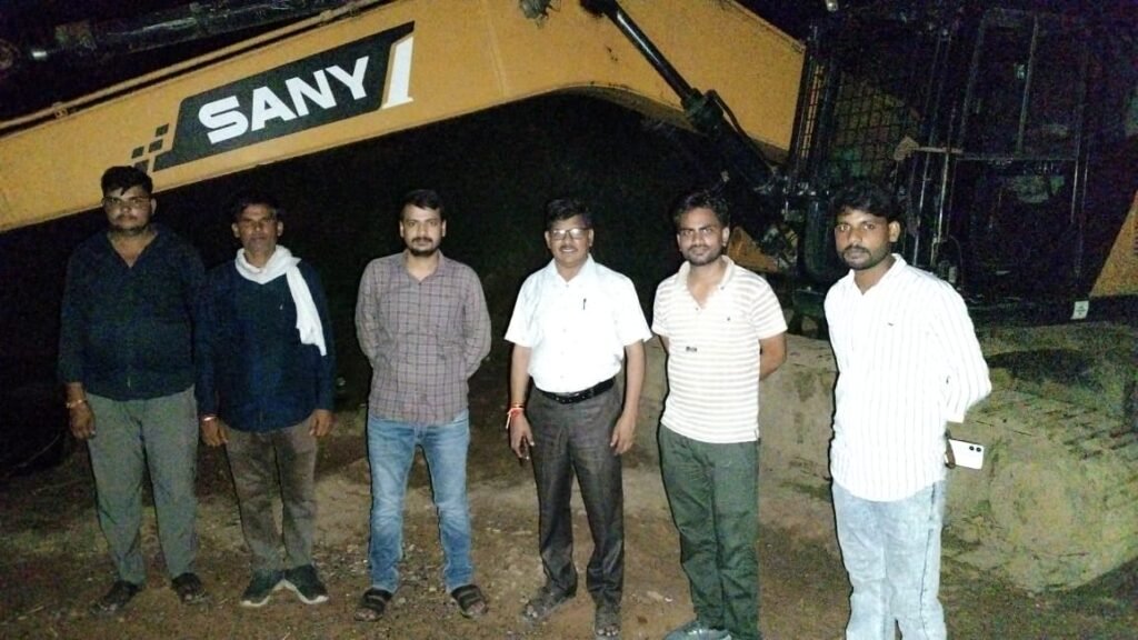 अवैध रूप से डंप की गई रेत पर बड़ी कार्रवाई, जेसीबी मशीन एवं लाखों रुपए की रेत जप्त