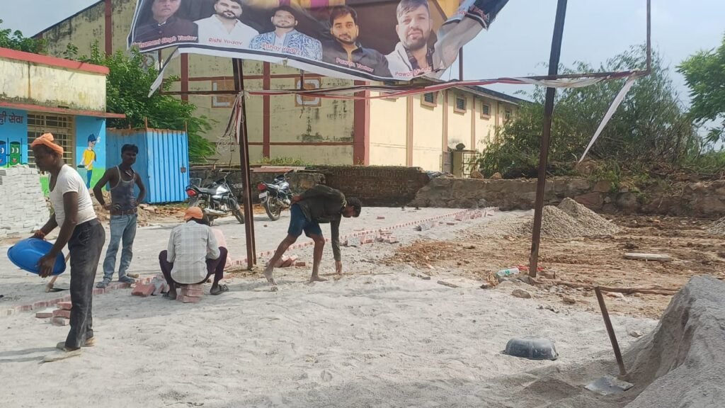 दतिया बस स्टैंड पर पेवर ब्लॉक बिछाने के काम में भारी लापरवाही