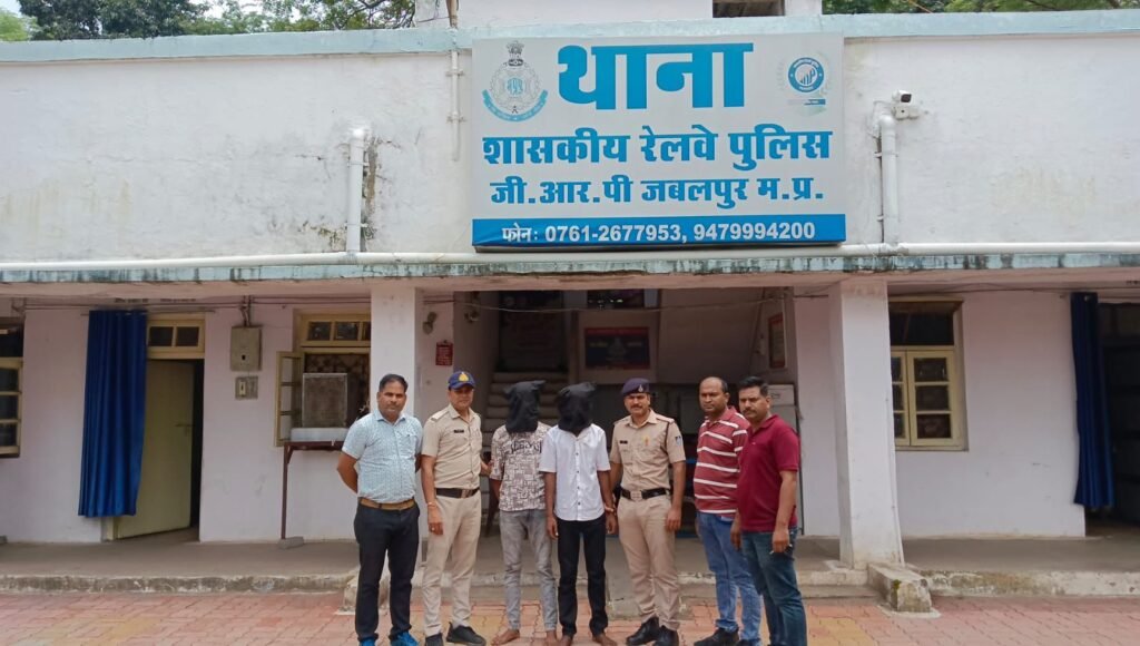 तीन शातिर चोर गिरफ्तार , 12 बोर का कट्टा, तीन मोबाइल जप्त 