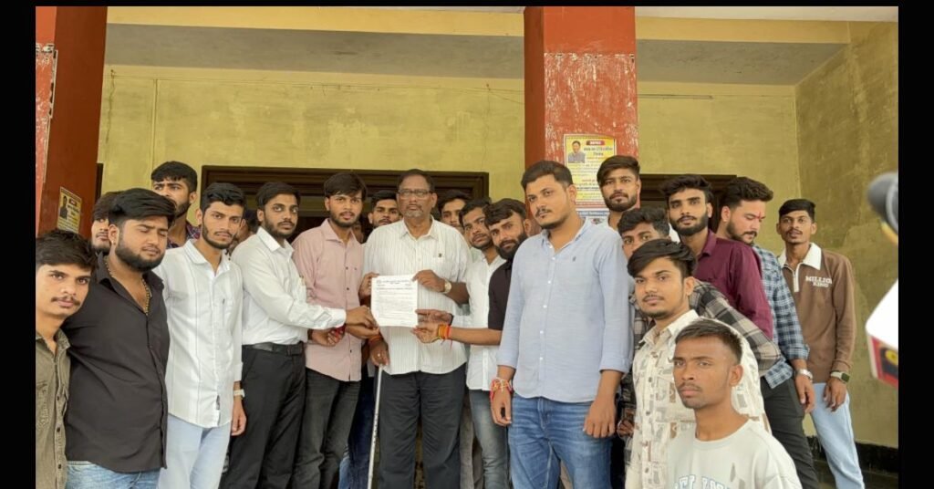 रादुविवि में एनएसयूआई का प्रदर्शन, सौंपा ज्ञापन 