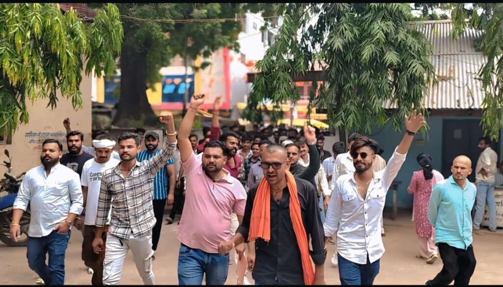 शहीद दिनेश सिंह स्मारक पुनर्निर्माण की मांग को लेकर युवाओं ने निकाली वाहन रैली