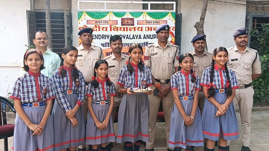 रक्षाबंधन पर छात्राओं ने पुलिस बल को बांधी राखी