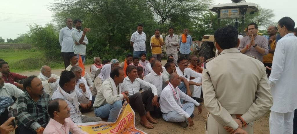 भारतीय किसान संघ नें किया गुर्रा सब स्टेशन का घेराव, दो दिन का अल्टीमेटम