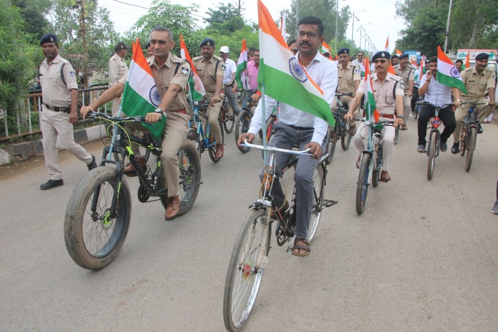 हर घर तिरंगा अभियान के तहत निकाली गई तिरंगा साइकिल रैली