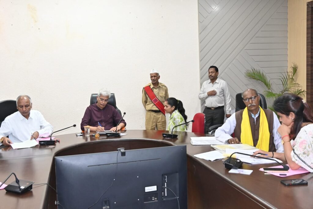 कलेक्टर ने सुनी लोगों की समस्याएं, जनसुनवाई में आये 61 आवेदन