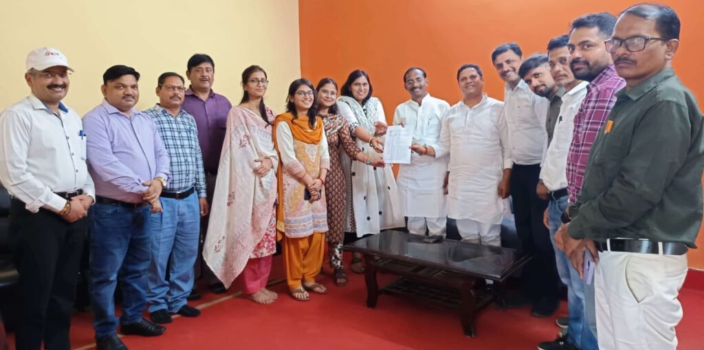 तहसीलदार-नायब तहसीलदार ने सौंपा ज्ञापन 