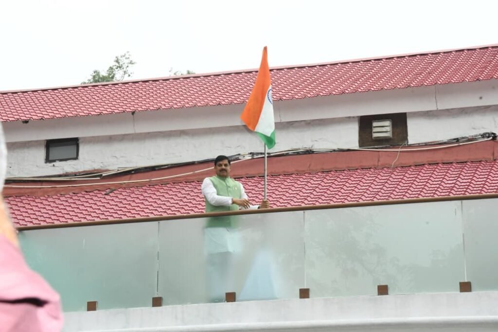 सीएम ने बंगले पर फहराया तिरंगा, ली सेल्फी