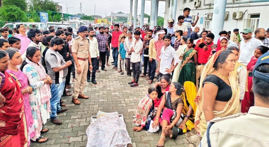करंट लगने से ट्रैक्टर चालक की मौत, ट्रामा सेंटर में हंगामा