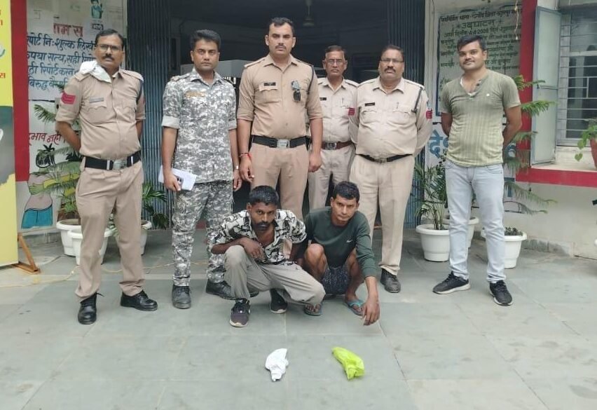 बस स्टैंड में अवैध वसूली व हमले के दो आरोपियों को नौगांव पुलिस ने पकड़ा