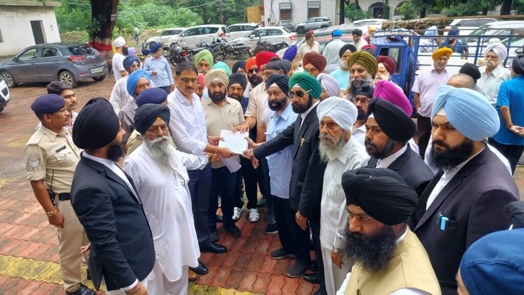 हमलावरों की हो शीघ्र गिरफ्तारी, सिख समाज ने सौंपा ज्ञापन 
