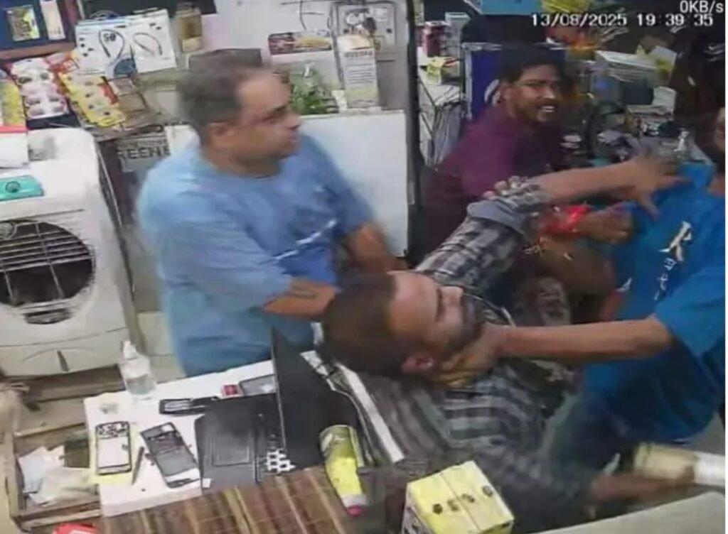 पत्नी के साथ अभद्रता का विरोध करने पर दर्जन भर बदमाशों ने व्यवसायी पर किया जानलेवा हमला