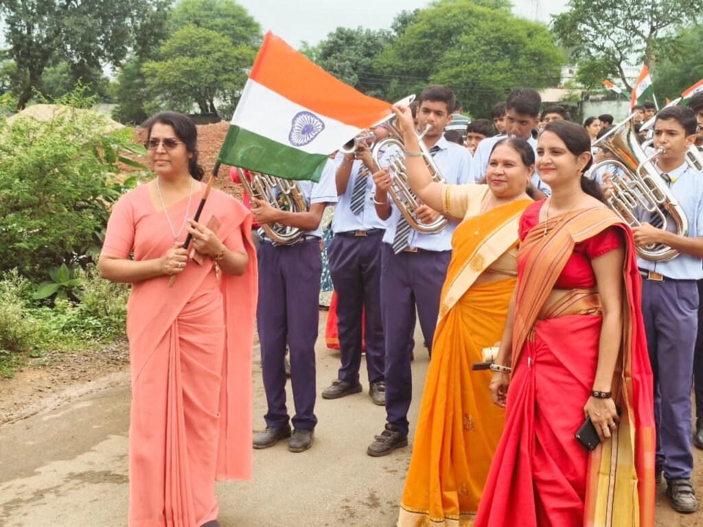 सेंट जोसफ कॉवेंन्ट स्कूल द्वारा तिरंगा रैली निकाली गई