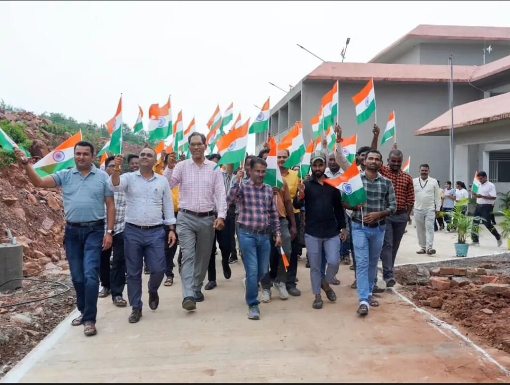 गाड़ियों में तिरंगा लगाकर पहुंचे पुलिसकर्मी 