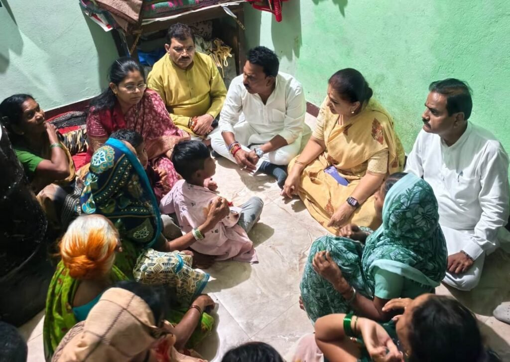 हत्याकांड: प्रभारी मंत्री पीड़िता के परिजनों से की मिली,न्याय का दिलाया भरोसा