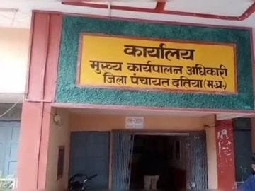 पूर्व जनपद अध्यक्ष और उनके सरपंच बेटे की गिरफ्तारी पर इनाम घोषित