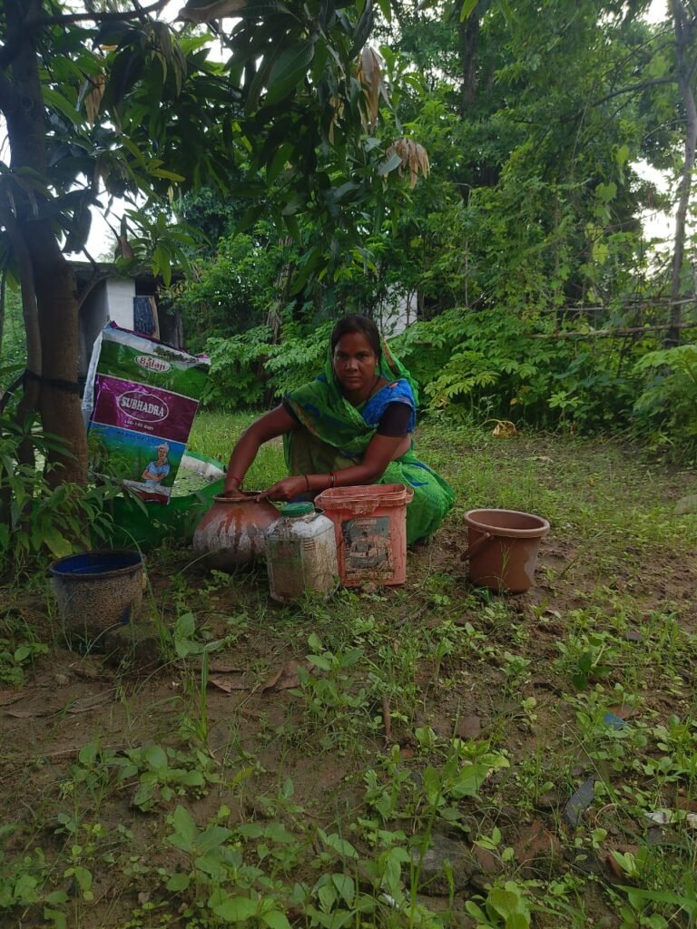 भजियापार की किरण रहांगडाले कृषि के लिए बना रही है जैविक एवं प्राकृतिक दवाईयां 