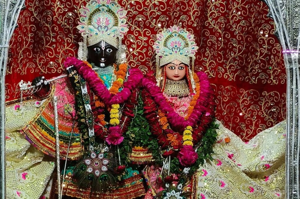 करोड़ों के हीरे नौ रत्न जड़ित राजशाही जमाने के गहनों से हुआ भगवान युगल किशोर का श्रृंगार