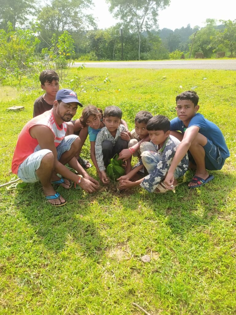 नन्हें-मुन्नों का अनोखा उपहार, 1 किलोमीटर तक वृक्षारोपण