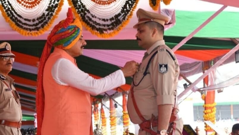 मुख्यमंत्री मोहन यादव ने वीरता पदक देकर किया एसपी मोती उर रहमान का सम्मान