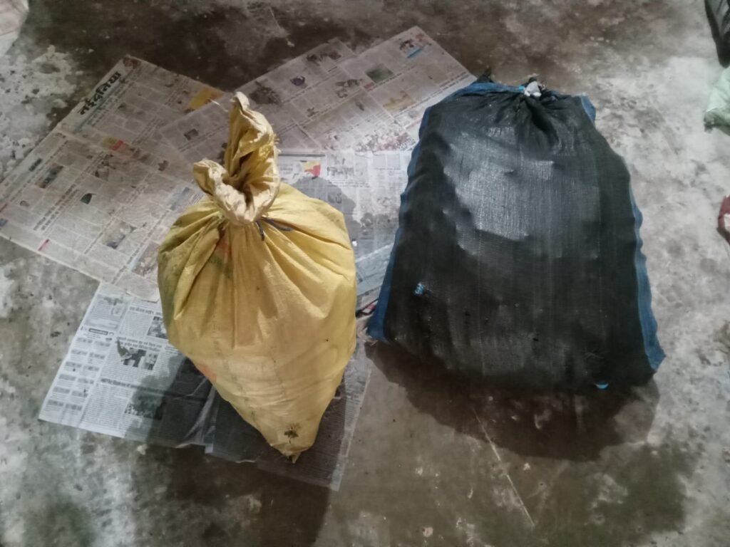 पुलिस को देख तस्कर ने बढ़ाई स्पीड, कार पेड़ से टकराई