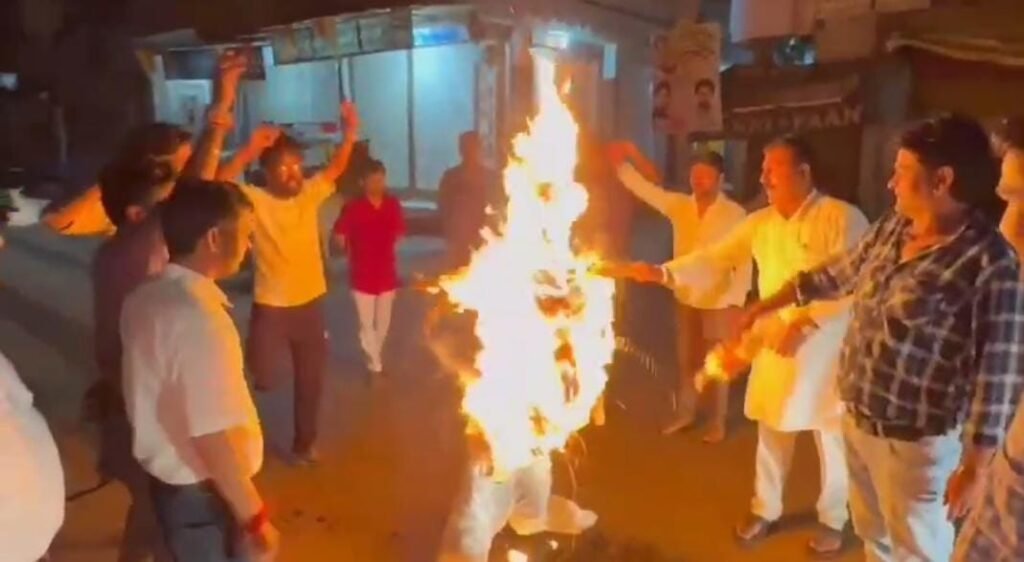 जयवर्धन की नियुक्ति पर बवाल: राघौगढ़ और आरोन में कांग्रेसियों ने जीतू पटवारी का पुतला फूंका