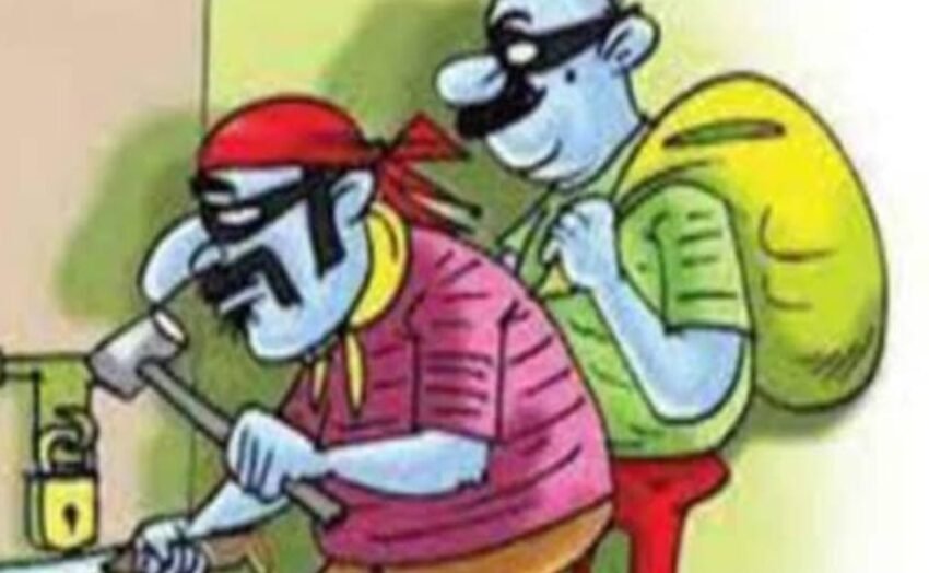 फल व्यापारी के घर चोरी 