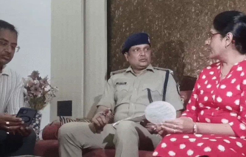 मुंबई पुलिस अफसर बनकर महिला को फंसाने पहुंचे ठग,पुलिस की एंट्री से खेल हुआ बेनकाब