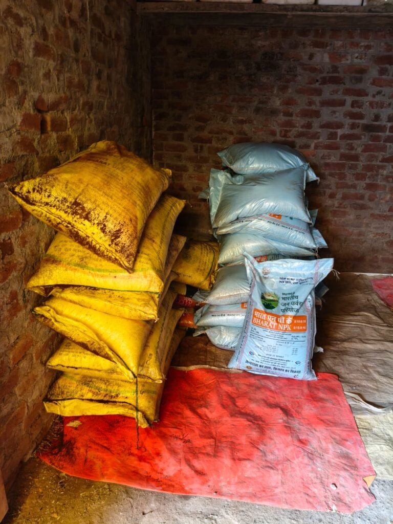 अवैध उर्वरक भंडारण पर पुलिस व कृषि विभाग का छापा