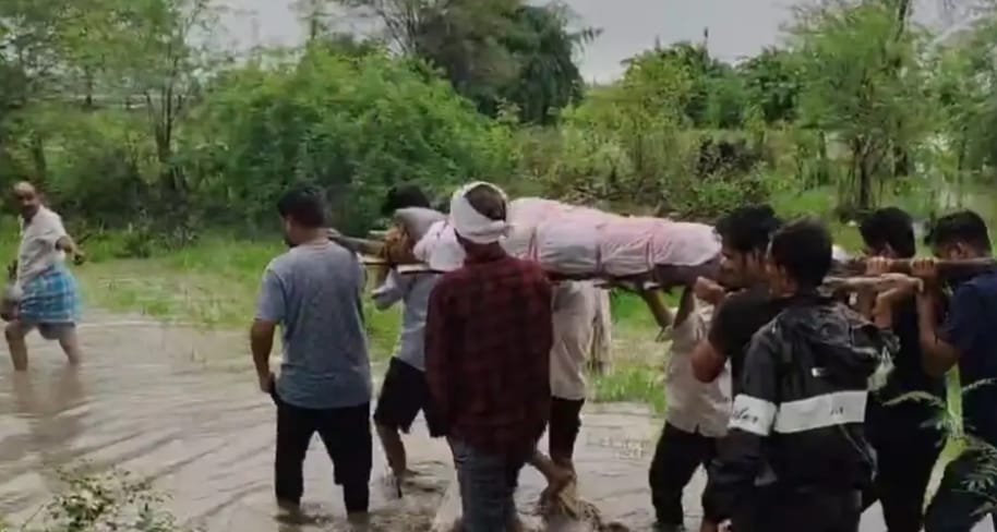 दलदल भरे रास्ते से ले जाना पड़ती है शवयात्रा