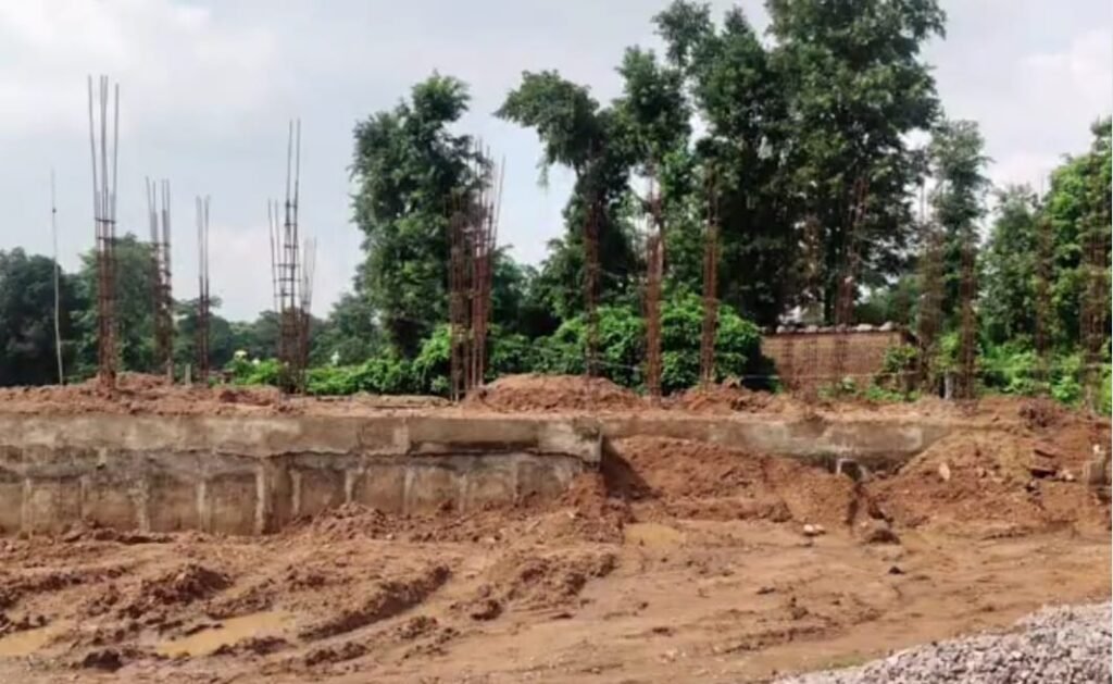 घुवारा: भेल्दा उपस्वास्थ्य केंद्र के निर्माण में घटिया सामग्री का उपयोग