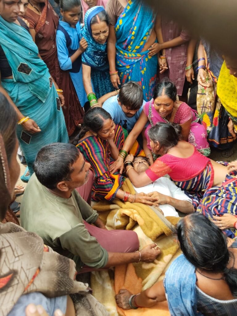 बिजली के तार की चपेट में आने से किसान की मौत, ग्रामीणो ने किया प्रदर्शन