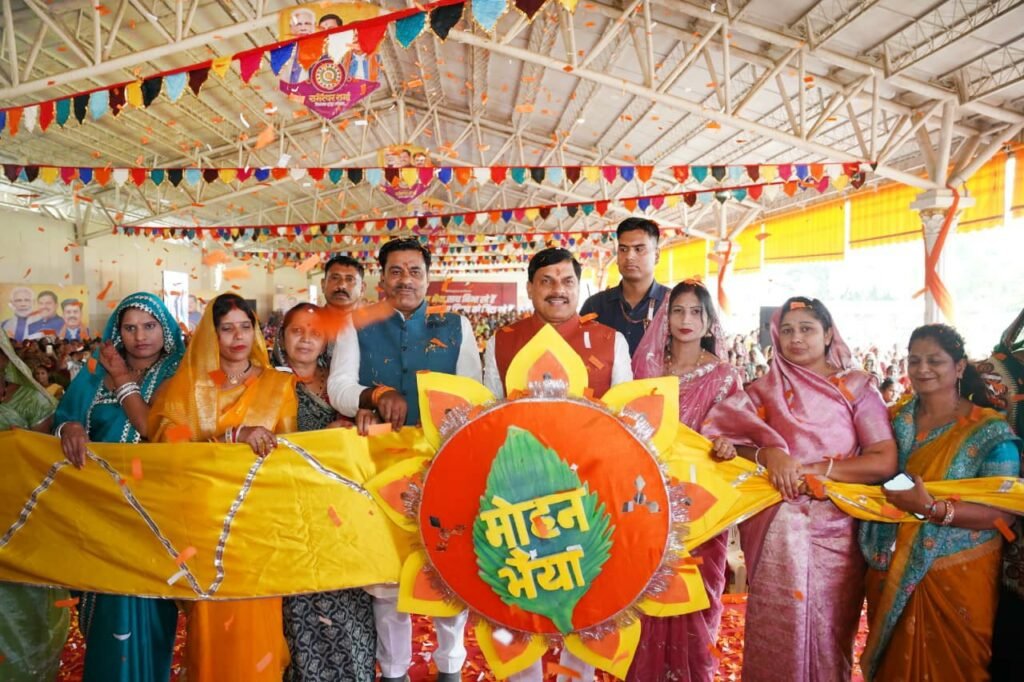 रक्षाबंधन महोत्सव में CM ने दी 200 करोड़ की सौगात, बहनों के लिए कई घोषणाएं