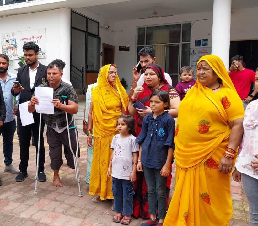 पिता-चाचा की हत्या करने वाले दे रहे धमकी, राजीनामा करने बना रहे दबाव