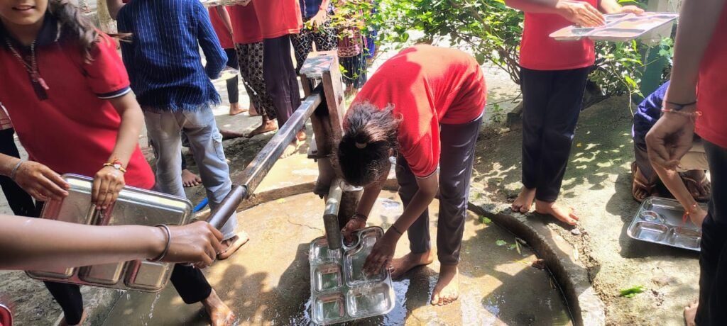 175 में से सिर्फ 50 बच्चों का बना खाना, थालियां धोने को मजबूर छात्र