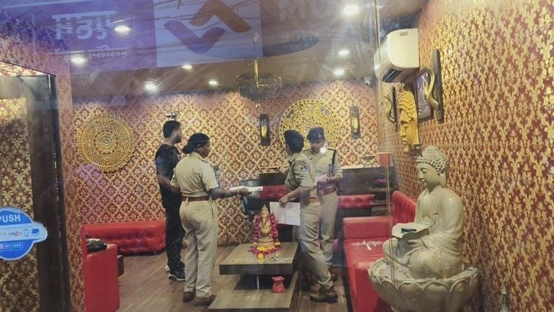 पुलिस की आरो स्पा सेंटर पर कार्रवाई, आपत्तिजनक सामग्री मिली