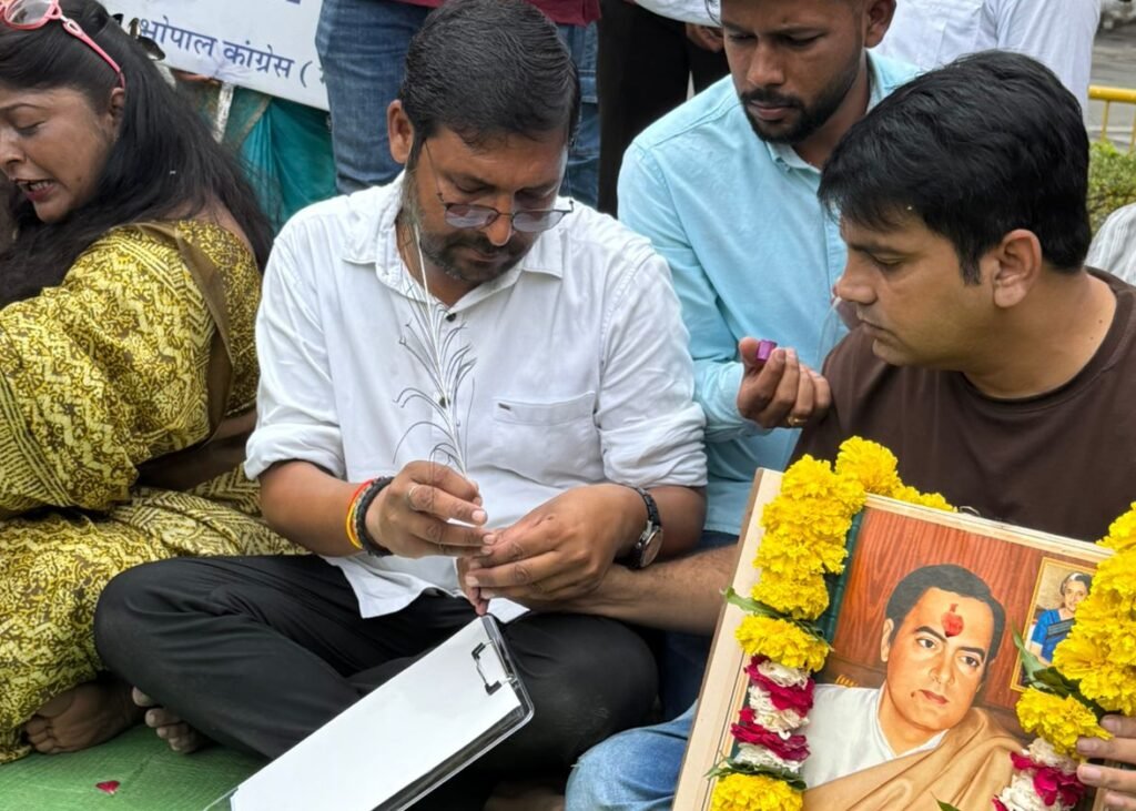 जिला कांग्रेस के अध्यक्ष पद को लेकर घमासान, खून से लिखे पोस्टर संग धरने पर बैठे पूर्व पार्षद