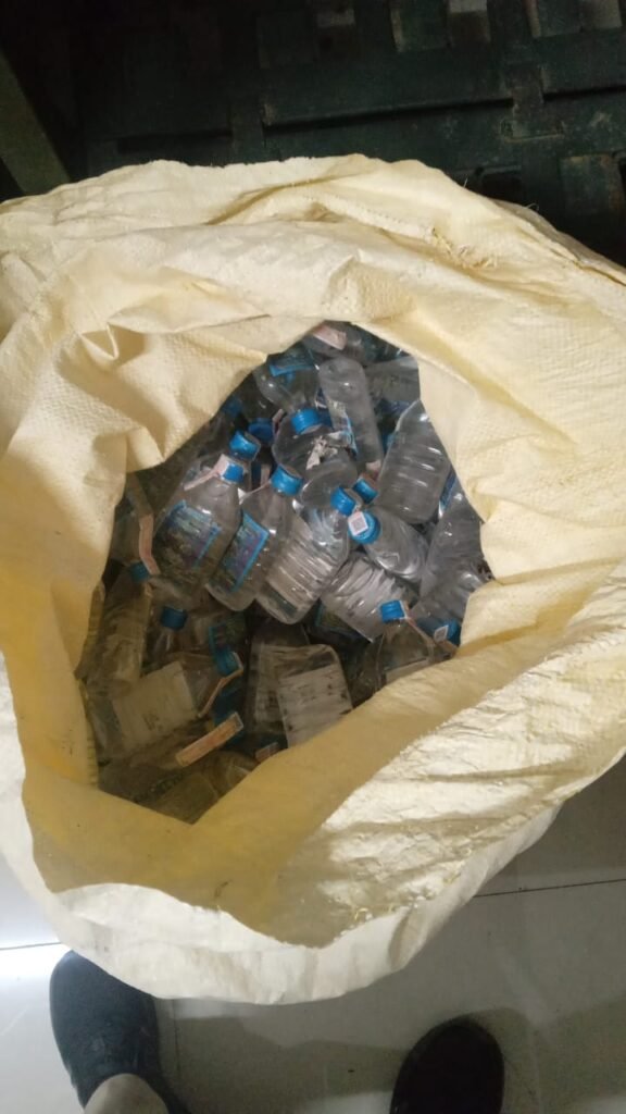 चाय दुकान की आड़ में बिक रही थी शराब 