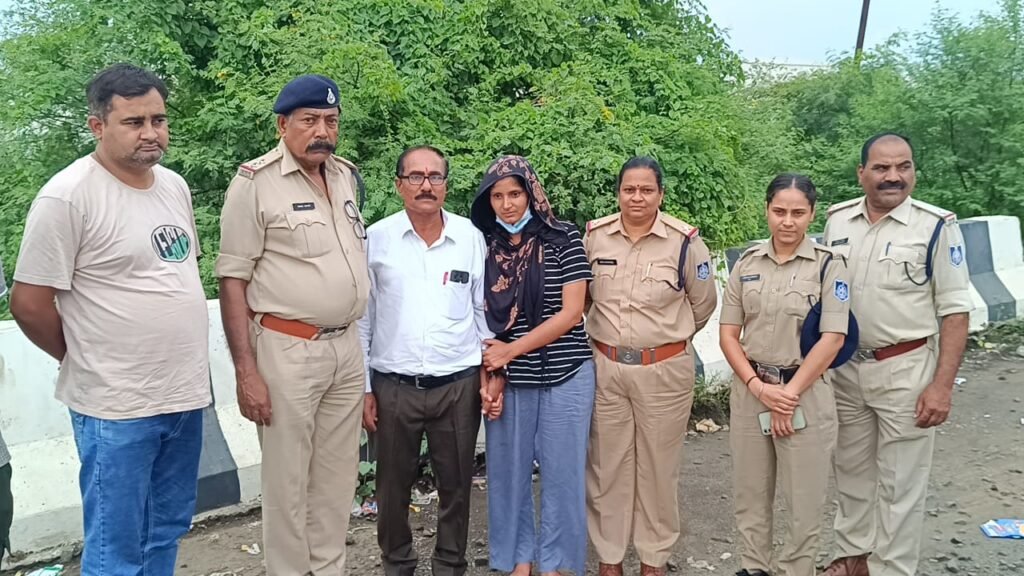 लापता अर्चना तिवारी को पुलिस ने सकुशल परिजनों के सुपुर्द किया