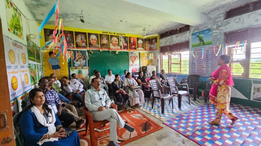 नर्मदापुरम में प्रोजेक्टर से दी डिजिटल शिक्षा की जानकारी