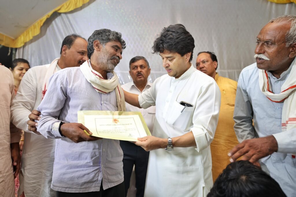 सिंधिया ने बाढ़ग्रस्त लिलवारा गाँव का किया दौरा, प्रभावित परिवारों से मिले