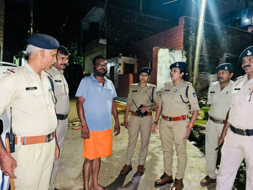 कॉम्बिंग गश्त: 271 वारंटियों को हवालात में भेजकर मवाली पकड़े