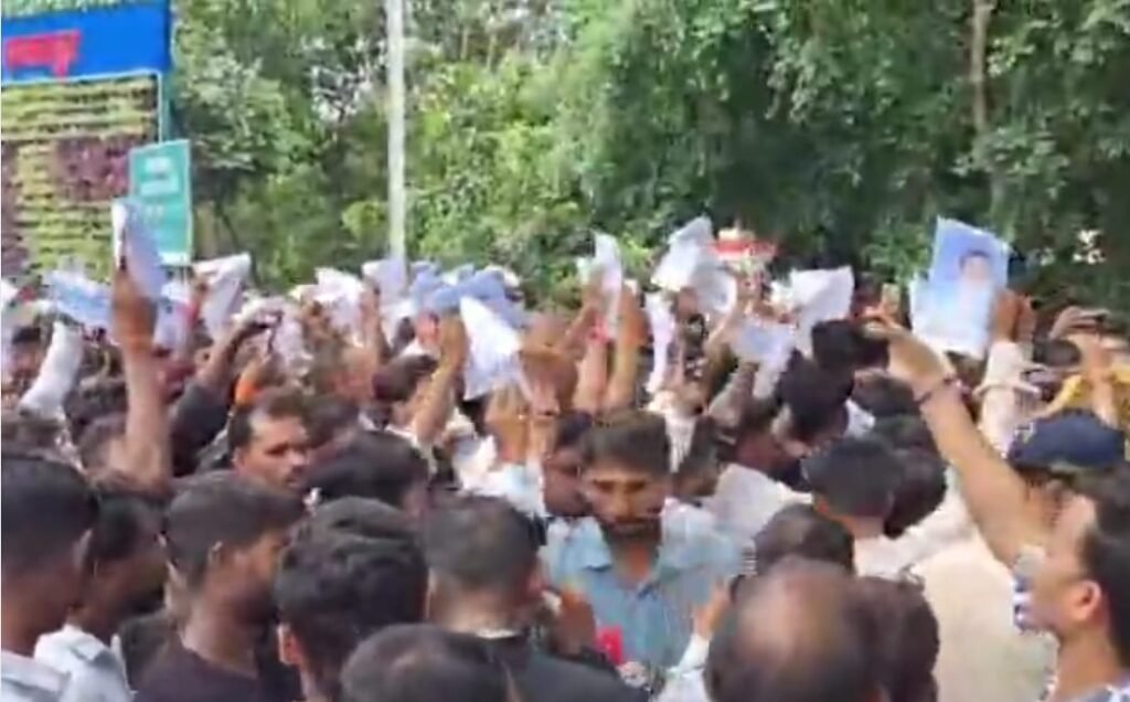 कांग्रेस नेता पुष्पेंद्र कुशवाहा पर FIR, समाज के लोगों प्रदर्शन कर निष्पक्ष जांच की मांग की