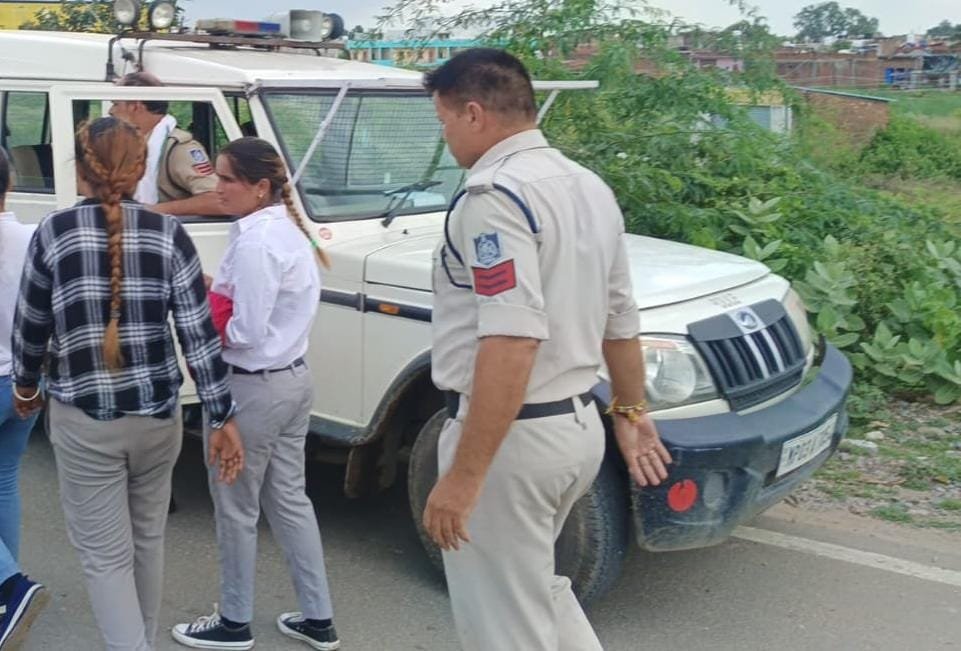 दतिया झाँसी बाईपास पर महिला गैंग लूट रही